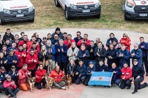 Los 40 brigadistas y sus perros de búsqueda arribaron este domingo a la Argentina