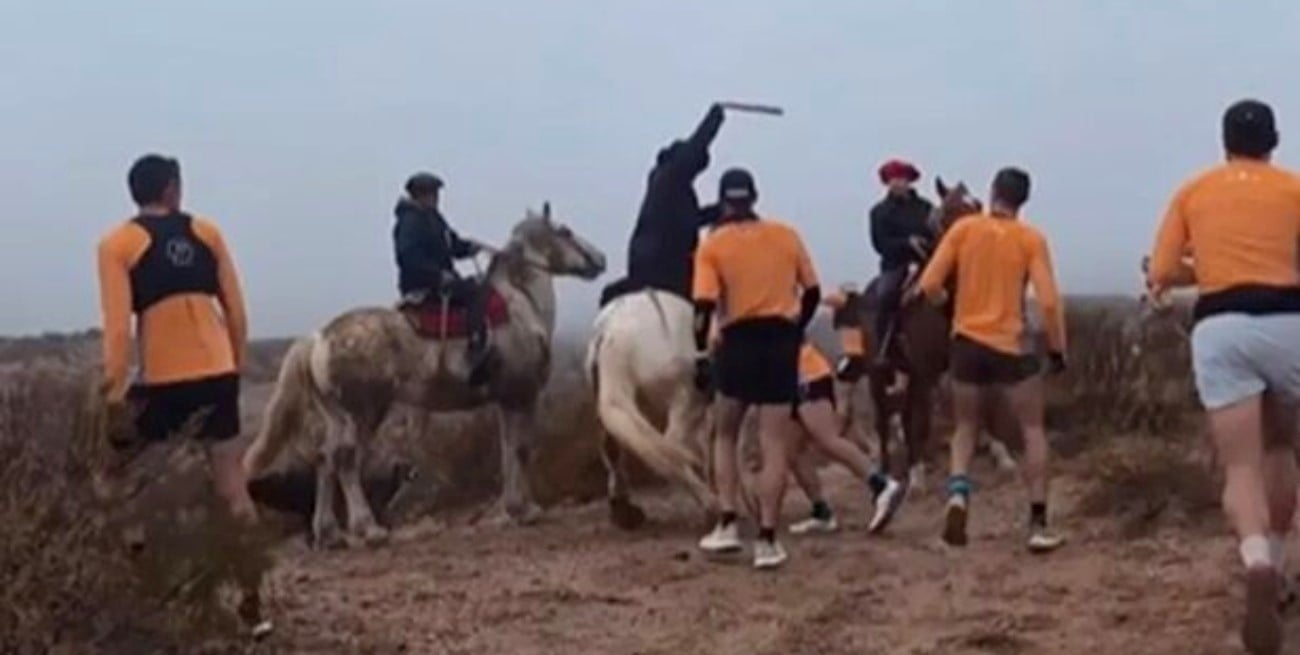 Video: jinetes atacaron a corredores durante una carrera de trail en Río Negro