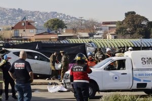 Equipos de emergencia trabajaron en el lugar para asistir a las víctimas.