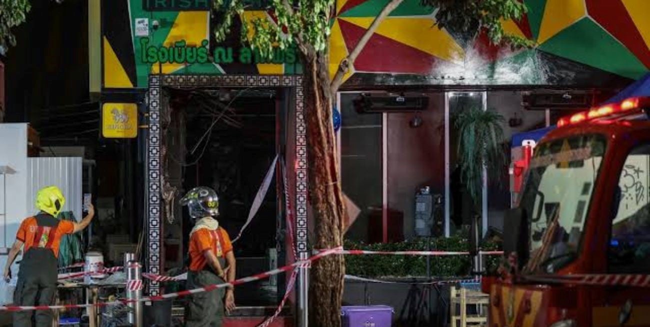 Un feroz incendio arrasó un pub en Bangkok y dejó al menos 27 muertos