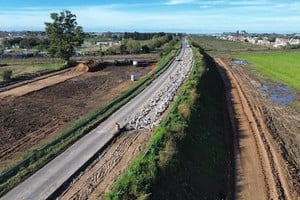 La obra presenta un avance superior al 10 % y se ejecuta por etapas para mantener la circulación vehicular durante los trabajos.