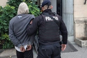 Traslado del detenido a sede policial. Foto: Gentileza