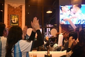 La demanda de energía baja cuando los hinchas miran el partido. Crédito: Manuel Fabatía.