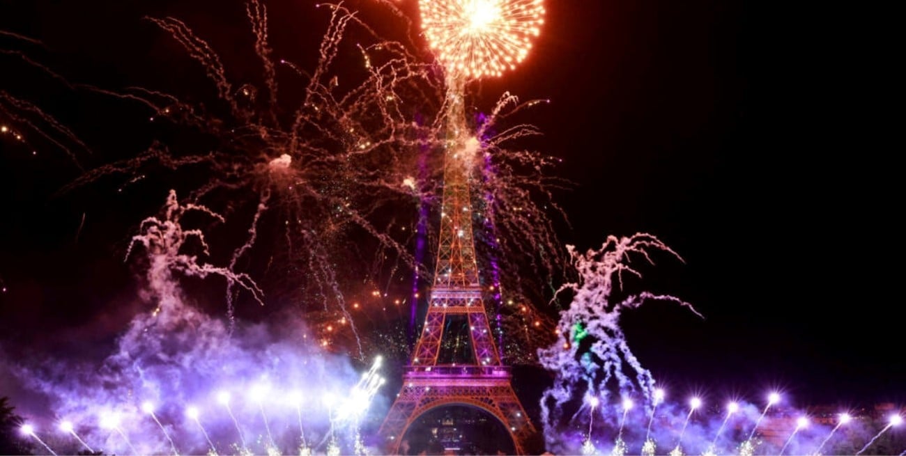 La Torre Eiffel brilló con fuegos artificiales y drones durante el Día de la Bastilla