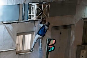El momento donde quedó colgado de la estructura. Imagen editada con IA.