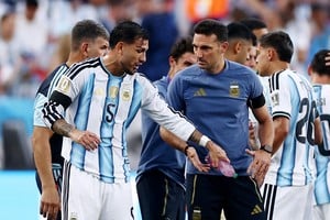 Scaloni buscó acelerar los tiempos para que sus jugadores pudieran volver al hotel.