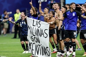 Los jugadores argentinos exhibieron una bandera sobre las Islas Malvinas tras vencer a Inglaterra. Foto: Reuters