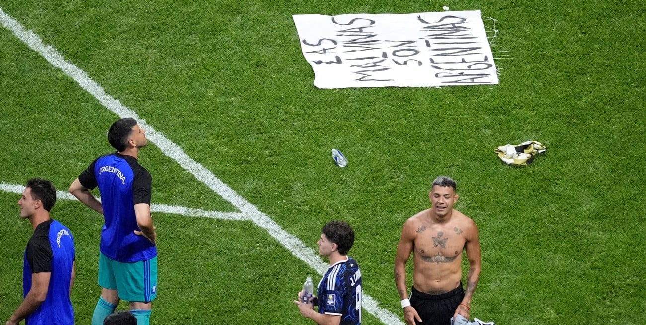 "Las Malvinas son argentinas": la Selección festejó el pase a la final del Mundial con una bandera "prohibida"