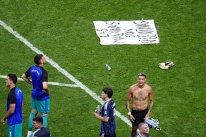 La bandera "prohibida" desplegada en el césped del estadio. REUTERS/Amanda Perobelli  Reuters/Dale Zanine