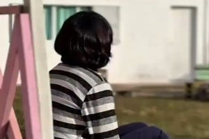 Clara tiene 12 años y es una de los adolescentes que esperan por su familia. Captura de pantalla de video.