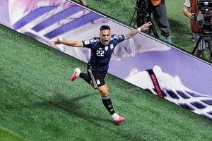 Lautaro Martínez marcó de cabeza el gol del triunfo argentino ante Inglaterra en Atlanta. Foto: Reuters