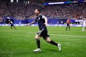 Lionel Messi aportó dos asistencias en la victoria sobre Inglaterra que llevó a Argentina a la final. Foto: Reuters