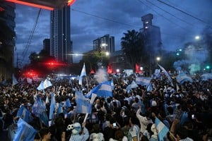 Santa Fe se pintó de celeste y blanco en los festejos. Foto: Manuel Fabatía.