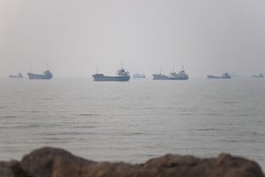 Atacan un petrolero cerca de Omán mientras el tráfico marítimo en Ormuz cae un 77% por el bloqueo de Irán