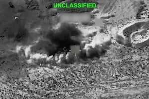Humo proveniente de una explosión en un lugar desconocido, durante lo que el Comando Central de Estados Unidos (CENTCOM) describe como ataques contra Irán, en esta captura de pantalla de un video distribuido el 14 de julio de 2026. Comando Central de Estados Unidos