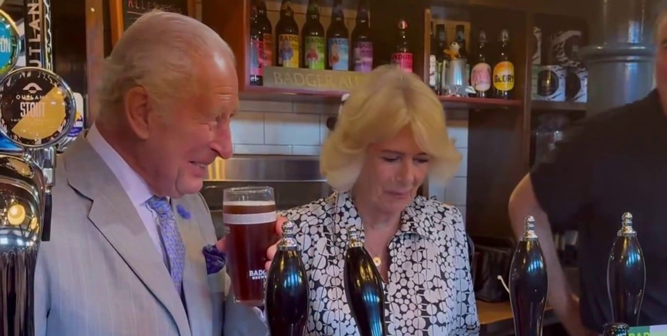 Carlos III se tomó “con cerveza” la derrota de Inglaterra en la semifinal contra Argentina