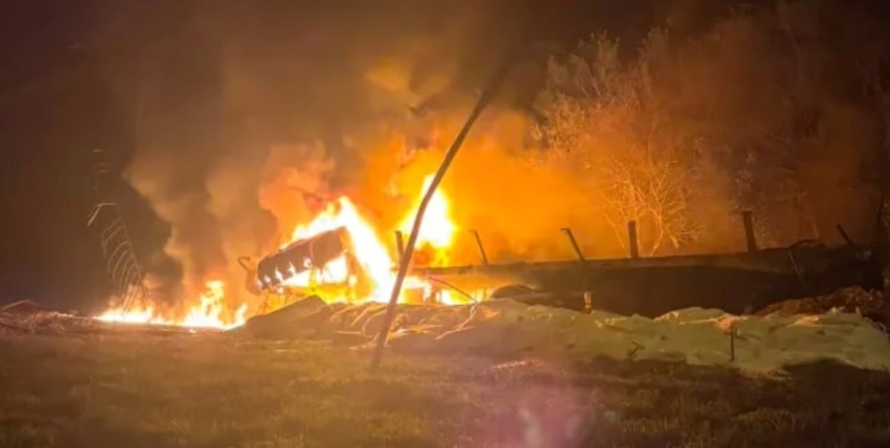 Fatal accidente en la Ruta 12: un camión cayó de un puente y se incendió