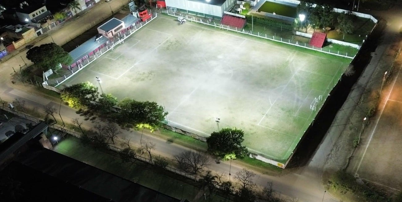 Newell's Old Boys encendió su sueño: el estadio del barrio Roma ya luce totalmente iluminado