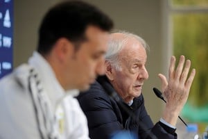 Menotti habla y Scaloni escucha. Fue antes de la Copa América de 2019, en la que Argentina logró el tercer puesto. El Flaco bancó el proceso más que nadie. Foto: Reuters