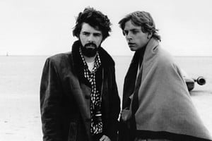 Lucas rodando junto a Mark Hamill en la “Star Wars” original, hoy canonizada como “Episodio IV: Una nueva esperanza”. Foto: Instagram Andy Hazel