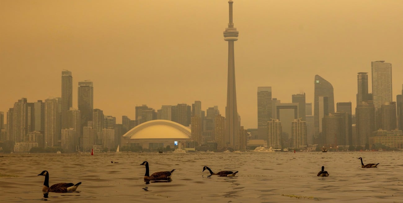 Más de 800 incendios activos en Canadá obligan a evacuar comunidades
