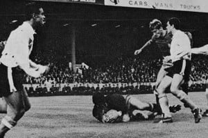 En la tapa de El Litoral del 13 de julio del 66 salió publicada esta foto del partido.
