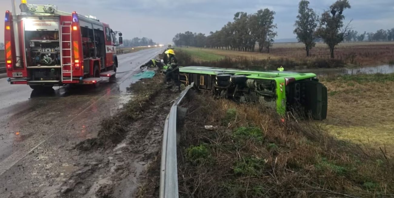 Volcó un micro y cayó desde un puente en la Ruta 7: varios heridos y buscan a uno de los choferes