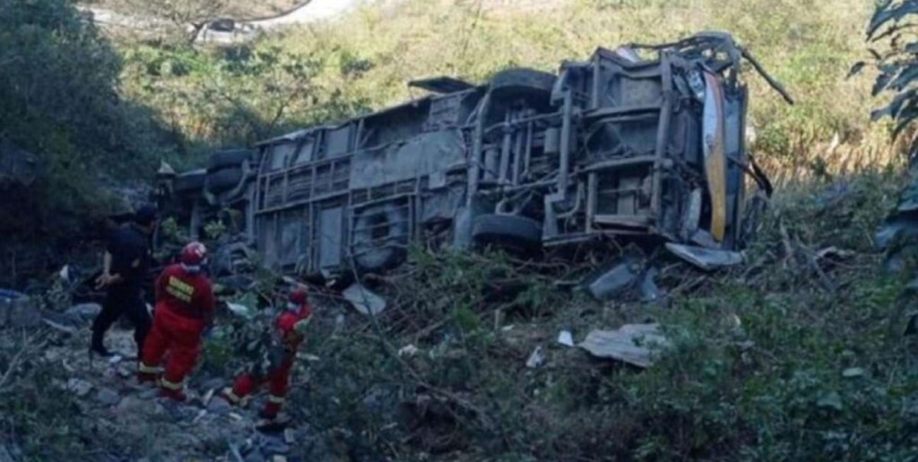 Al menos 14 muertos tras la caída de una combi a un abismo de Perú