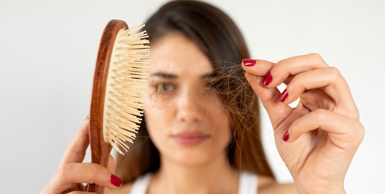 ¿Por qué se me cae el cabello? Las causas más comunes y las señales que no deberías ignorar