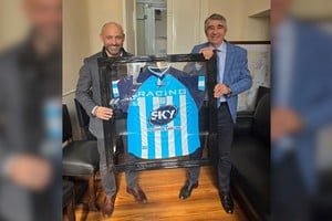 Gustavo Puccini recibió un obsequio muy especial de Fabián Bastia