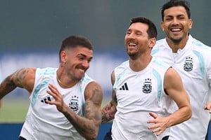 De Paul,Messi y Paredes, con toda la alegría encima para jugar la final. Reuters