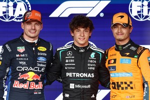 Andrea Kimi Antonelli celebra la pole position del Gran Premio de Bélgica junto a Max Verstappen, segundo en la clasificación, y Lando Norris, tercero. Credito: REUTERS