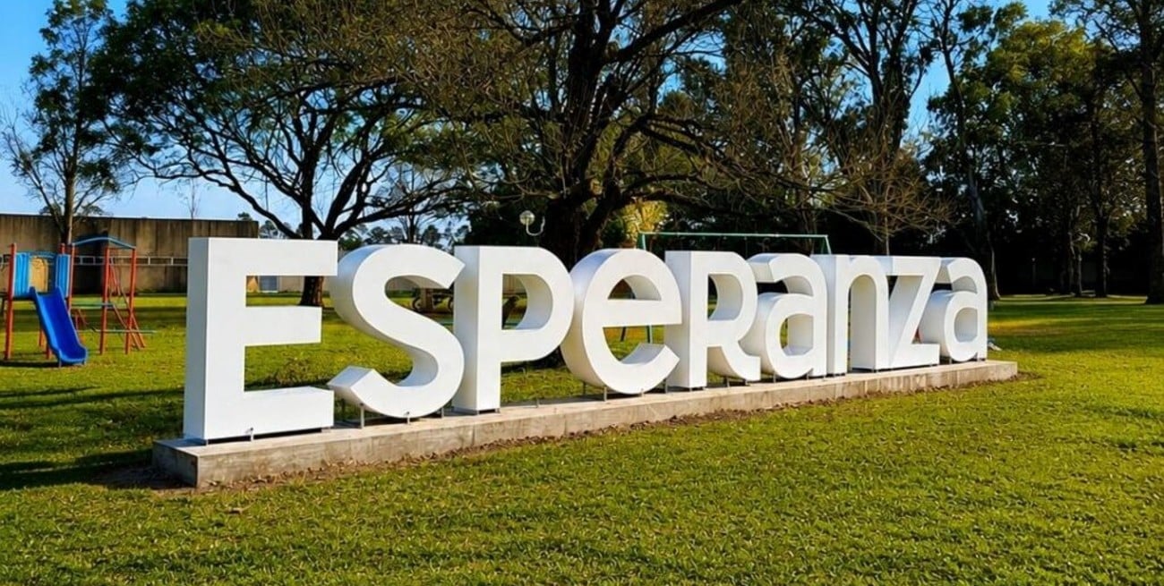 Un nuevo emblema urbano: Esperanza suma letras corpóreas en uno de sus accesos