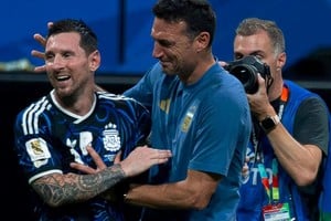 La historia y la emoción a flor de piel. Abrazo entre Lionel Messi y Lionel Scaloni.