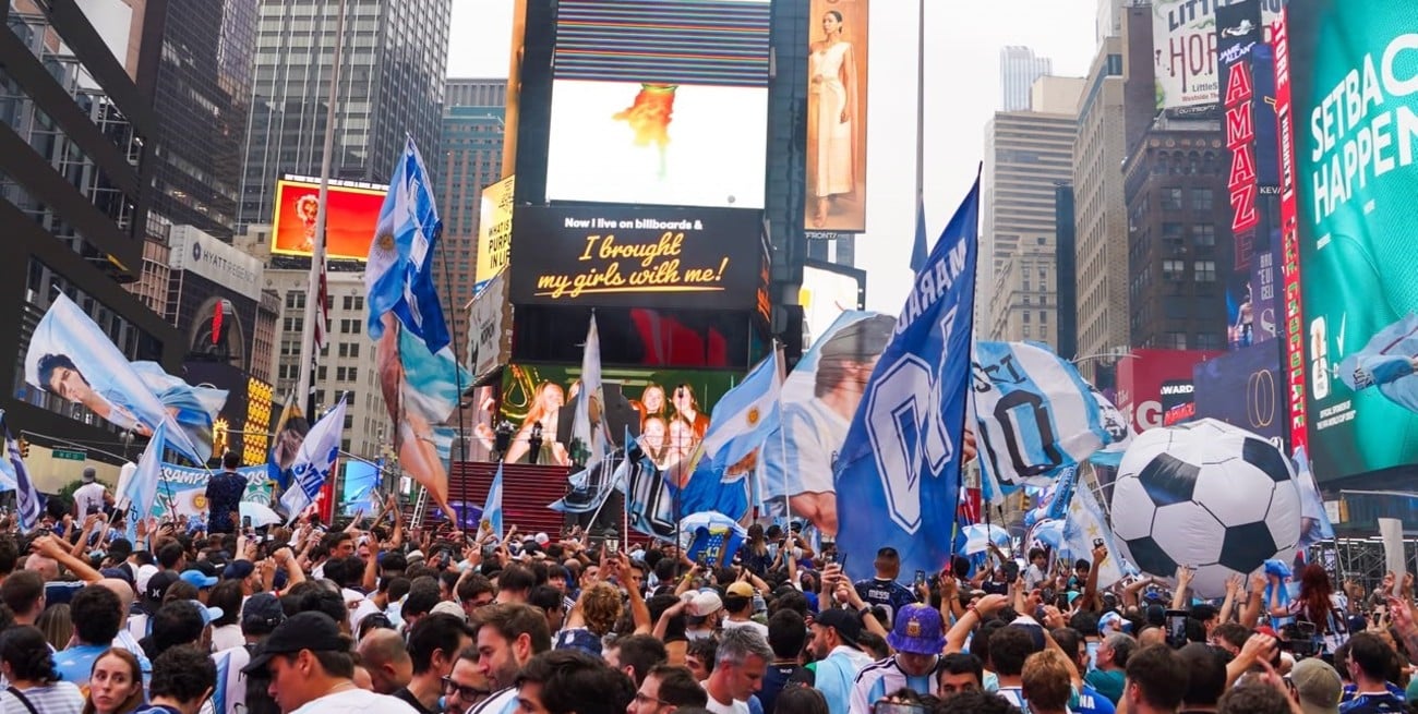 Una marea argentina copó Times Square antes de una final que puede hacer historia