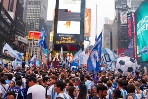 Banderazo argentino en Time Square previo a la gran final vs. España. Foto: Fernando Nicola.