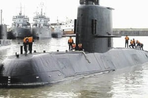El submarino ARA San Juan(S-42) desapareció el 15 de noviembre de 2017 y fue hallado prácticamente un año después, a más de novecientos metros de profundidad y a unos 600 kilómetros de la costa de Comodoro Rivadavia. Sumergible de ataque Clase TR-1700, de fabricación alemana, sirvió desde el año 1985 hasta su naufragio.