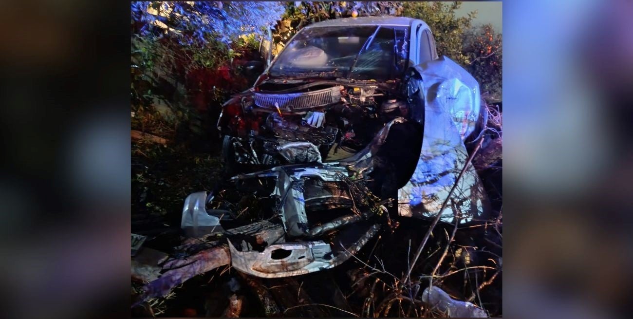 Chocó en una curva peligrosa a la altura de Candioti y su auto terminó envuelto en humo