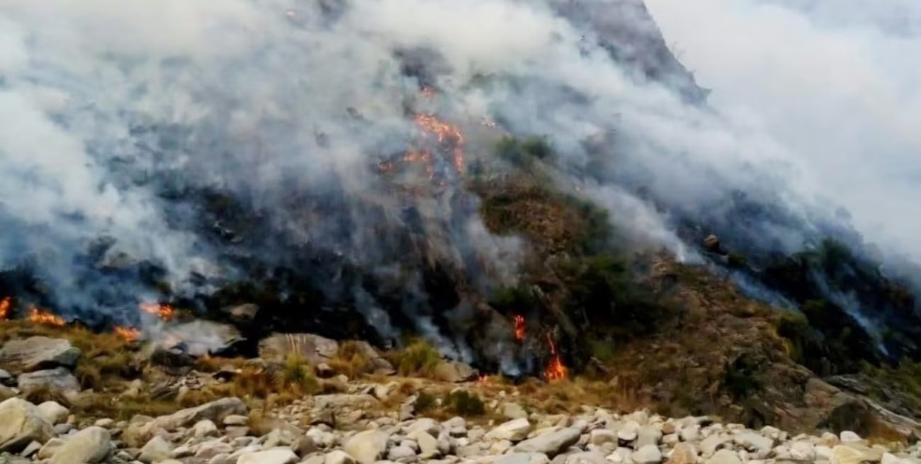 Incendio en las sierras de San Luis: continúa el operativo y se investiga si el fuego fue intencional