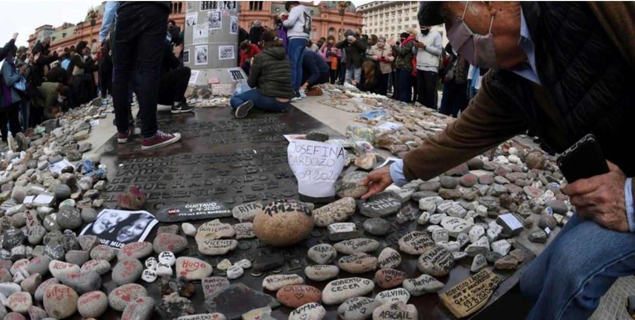 Retiraron de forma preventiva el memorial de las víctimas de la pandemia de Plaza de Mayo