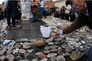 El memorial de las víctimas del Covid-19 fue retirado de forma preventiva de Plaza de Mayo por la final del Mundial.