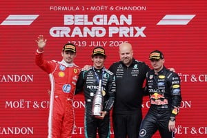 Andrea Kimi Antonelli celebra en el podio de Spa-Francorchamps después de ganar el Gran Premio de Bélgica, acompañado por Charles Leclerc, segundo con Ferrari, y Max Verstappen, tercero con Red Bull. REUTERS/Christian Hartmann