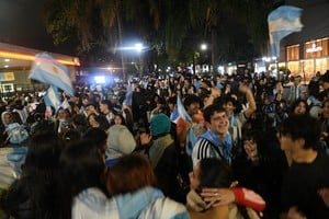 Gente por todos lados. En Santa Fe, Bv. y Rivadavia. Foto: Manuel Fabatía