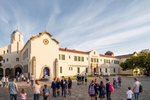 La obra incluye mejoras estructurales y nuevos espacios educativos.