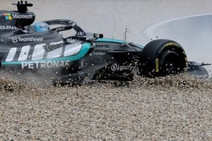 El piloto de Mercedes se estrelló contra la grava antes de abandonar la carrera.