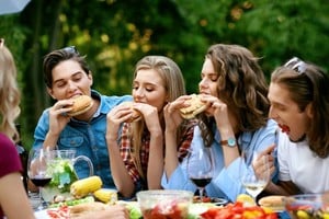Cada 20 de julio, miles de personas en Argentina se reúnen para celebrar el Día del Amigo