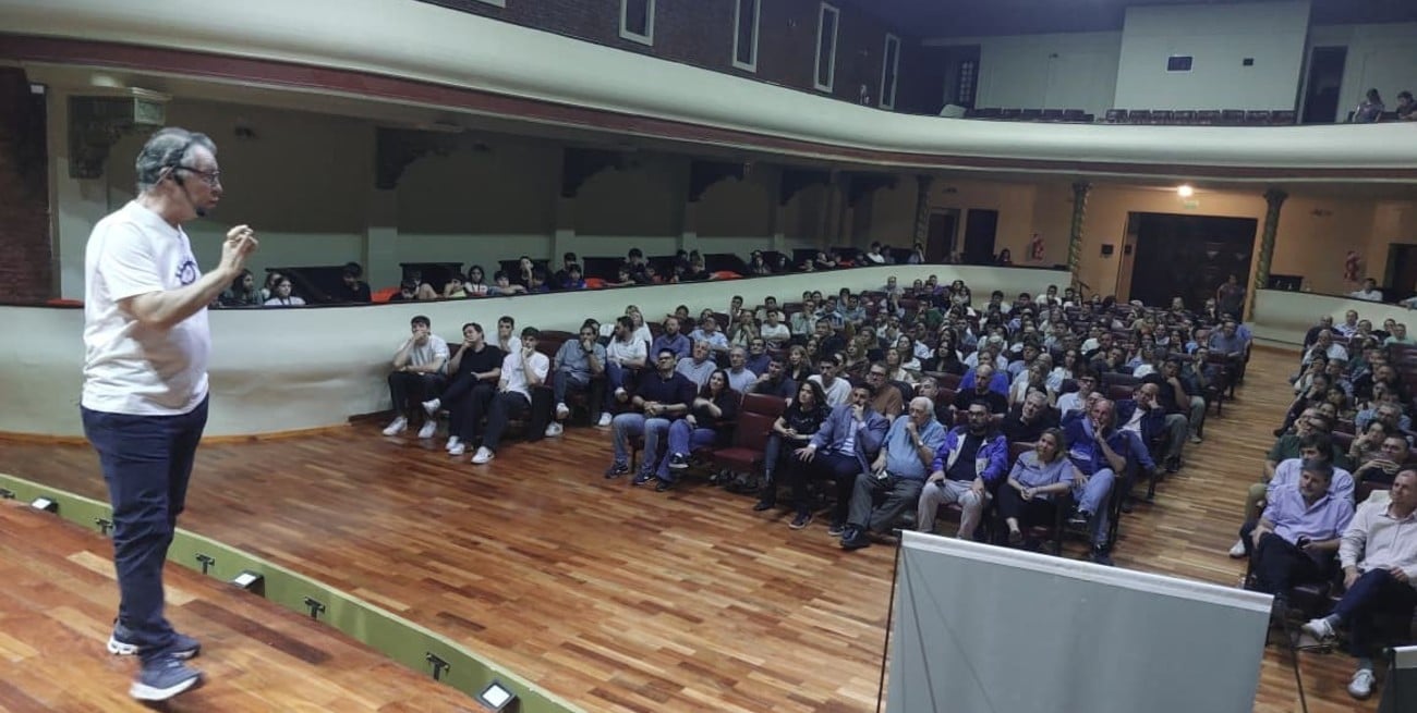 Rubén Magnano dejó un mensaje de liderazgo, trabajo en equipo y superación en Vera