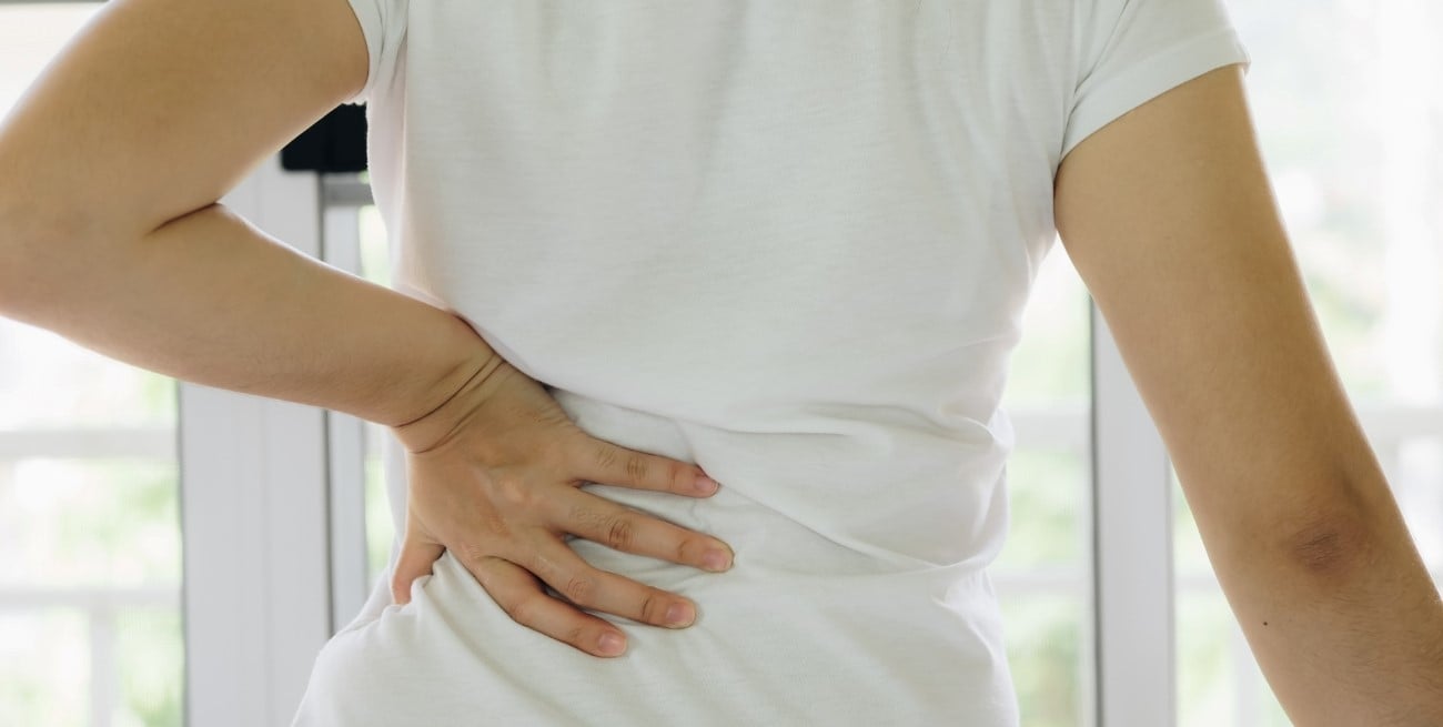 ¿Por qué me duele la espalda y la cintura? Causas, ejercicios y cuándo consultar
