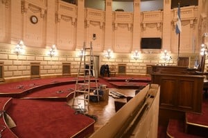 El recinto del Senado en obras, especialmente en el piso y en el sistema de sonidos. Crédito: Manuel Fabatía