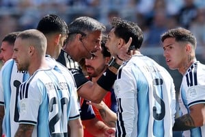 Paredes reapareció con sus medallas y una imagen que emocionó a los hinchas. Crédito: REUTERS.